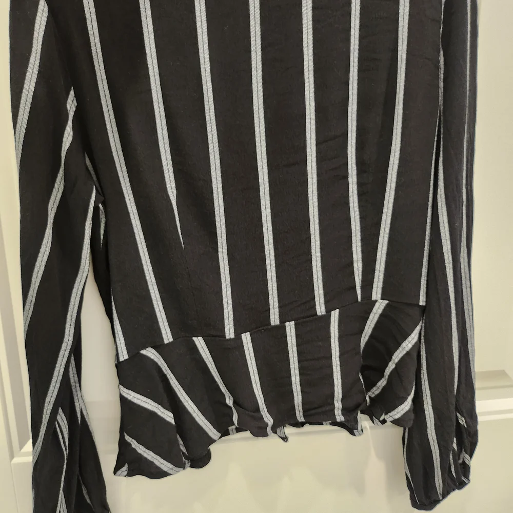 H&M Striped Black and White Button-Up Women's Top - Picture 7 of 7